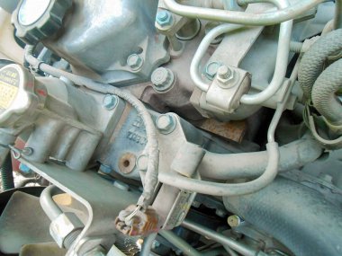Metin için fotokopi alanı olan dizel kamyon motoru veya kamyon motoru. İç dizel kamyon motoru veya otomobil motorunun metalik arka planı.