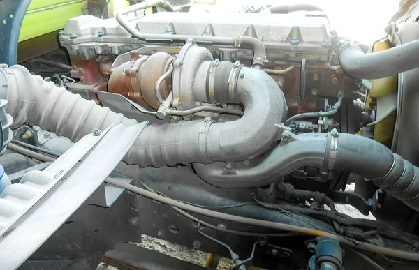 テキスト用のコピースペース付きディーゼルトラックエンジンまたはトラックエンジン 内部ディーゼルトラックエンジン又は自動車エンジンの金属的背景 — ストック写真