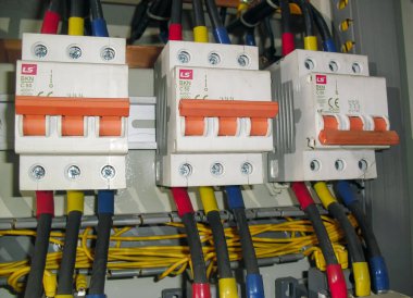 Elektrik santrali paneli, fabrika ve fabrikada şalterli elektrik parçaları. Asya 'da elektrik arkaplanı