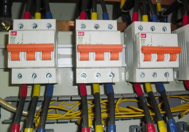 Elektrik santrali paneli, fabrika ve fabrikada şalterli elektrik parçaları. Asya 'da elektrik arkaplanı