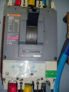 Elektrik santrali paneli, fabrika ve fabrikada şalterli elektrik parçaları. Asya 'da elektrik arkaplanı