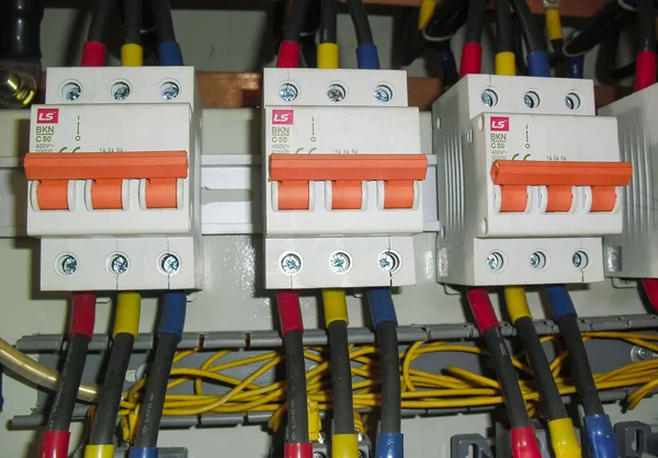 Panel Cuadro Distribución Voltaje Componentes Eléctricos Planta Fábrica Con Disyuntores — Foto de Stock
