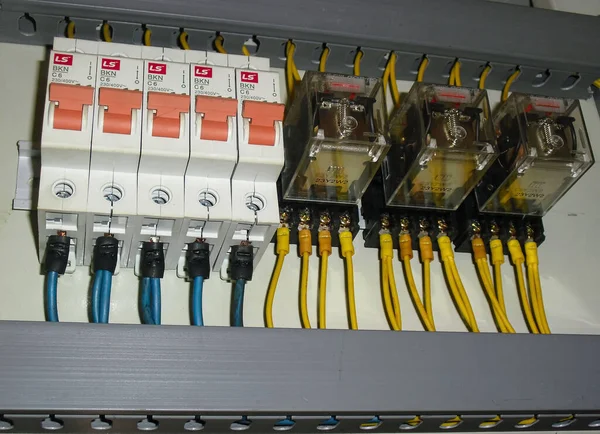 Painel Interruptor Tensão Componentes Elétricos Fábrica Fábrica Com Disjuntores Fundo — Fotografia de Stock