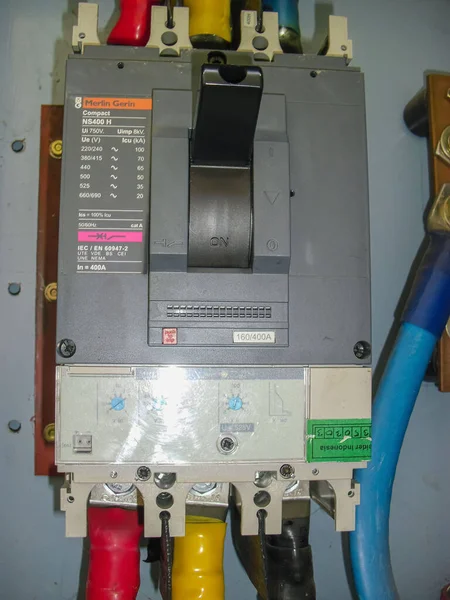 高压开关柜 工厂和工厂的电气元器件及断路器 亚洲的电气背景 — 图库照片