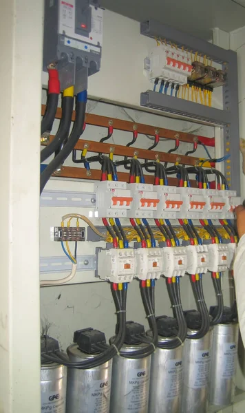 電圧スイッチボードパネル 回路遮断器を備えた工場や工場の電気部品 アジアの電気的背景 — ストック写真