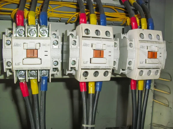 電圧スイッチボードパネル 回路遮断器を備えた工場や工場の電気部品 アジアの電気的背景 — ストック写真