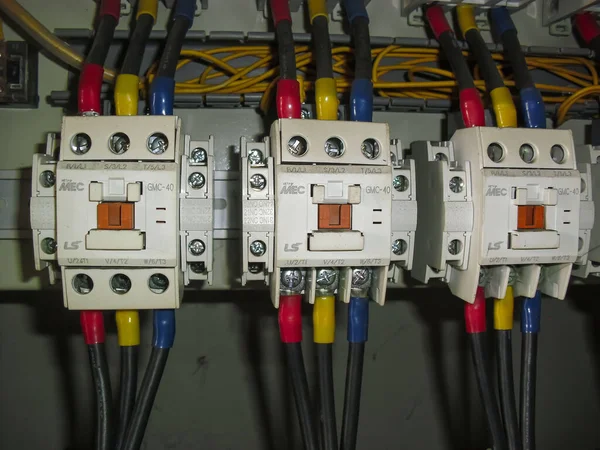 Panel Cuadro Distribución Voltaje Componentes Eléctricos Planta Fábrica Con Disyuntores — Foto de Stock
