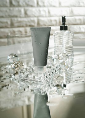 Yeni arkaplanda markasız boş kozmetik ürünler, sabun, cilt bakımı, krem ve şampuan ambalajı. Cilt bakımı kadın ve erkek cilt ürünleri fotoğraf stüdyosunda paketleniyor