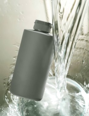 Yeni arkaplanda markasız boş kozmetik ürünler, sabun, cilt bakımı, krem ve şampuan ambalajı. Cilt bakımı kadın ve erkek cilt ürünleri fotoğraf stüdyosunda paketleniyor