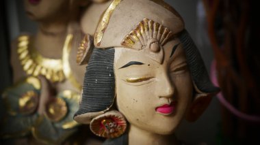 Balili ya da bahçe süsü olarak kullanılan japon dansçısının güzel sanatsal heykeli, Cüce Endonezya Asya bahçe heykeli