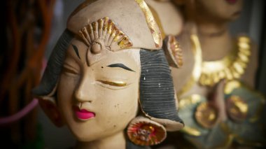 Balili ya da bahçe süsü olarak kullanılan japon dansçısının güzel sanatsal heykeli, Cüce Endonezya Asya bahçe heykeli