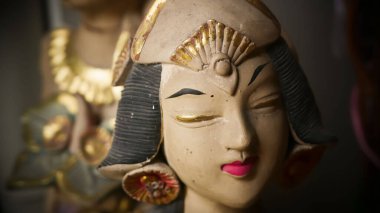 Balili ya da bahçe süsü olarak kullanılan japon dansçısının güzel sanatsal heykeli, Cüce Endonezya Asya bahçe heykeli