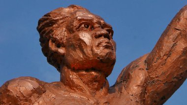 Surakarta, Endonezya, 20 Haziran 2023, spor ruhu heykeli mavi gökyüzüne karşı meşale tutan, Manahan Stadyumu Surakarta 'da bulunan Patung obor yöneticisi, spor ruhunun sembolü.