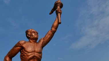 Surakarta, Endonezya, 20 Haziran 2023, spor ruhu heykeli mavi gökyüzüne karşı meşale tutan, Manahan Stadyumu Surakarta 'da bulunan Patung obor yöneticisi, spor ruhunun sembolü.