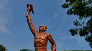 Surakarta, Endonezya, 20 Haziran 2023, spor ruhu heykeli mavi gökyüzüne karşı meşale tutan, Manahan Stadyumu Surakarta 'da bulunan Patung obor yöneticisi, spor ruhunun sembolü.