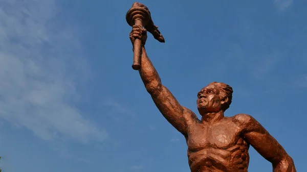 Surakarta Indonezja Czerwca 2023 Statua Ducha Sportu Formie Człowieka Trzymającego — Zdjęcie stockowe
