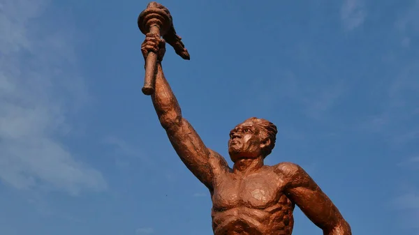Surakarta Indonezja Czerwca 2023 Statua Ducha Sportu Formie Człowieka Trzymającego — Zdjęcie stockowe