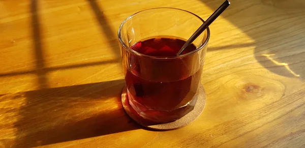 Διαφανές Ποτήρια Γλυκά Ποτά Στο Εσωτερικό Πολύχρωμο Ποτό Σκιά Και — Φωτογραφία Αρχείου