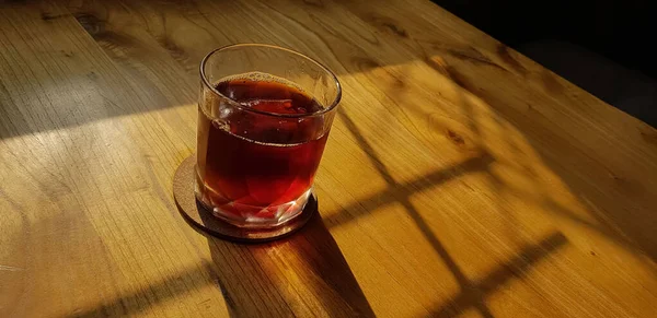 Διαφανές Ποτήρια Γλυκά Ποτά Στο Εσωτερικό Πολύχρωμο Ποτό Σκιά Και — Φωτογραφία Αρχείου