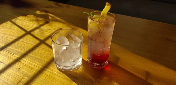 Gelas Transparan Dengan Minuman Manis Dalam Dengan Minuman Berwarna Warni — Stok Foto