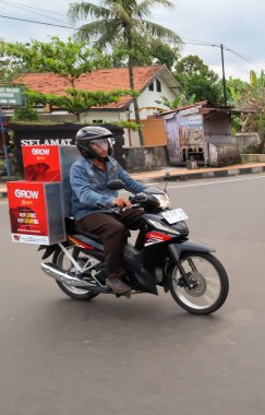 Orta Java Endonezya 'da birçok çeşit mal taşımacılığında kullanılan, mal taşıma metodlarından biri olarak Asya' da motosiklet sürmek