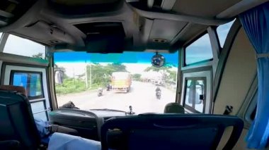 Otobüsle şehirlerarası bir otobüse binmek. İdari otobüsteki ya da otobüsteki bir yolcu olarak ön koltuktan bak. Otobüse binip Asya 'ya, Endonezya' ya gitmek.