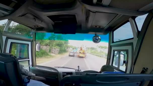 乘坐城际公共汽车的公共汽车 从前面的座位上看 作为商务巴士或客车上的乘客 乘坐直达亚洲的巴士 印度尼西亚 — 图库视频影像
