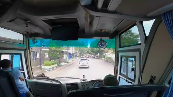 Autobus Jadący Międzymiastowym Autobusem Widok Przedniego Siedzenia Jako Pasażera Autobusie — Wideo stockowe