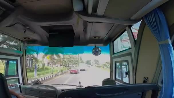 Autobus Jadący Międzymiastowym Autobusem Widok Przedniego Siedzenia Jako Pasażera Autobusie — Wideo stockowe
