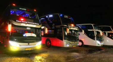 Surakarta, Jawa Tengah, Endonezya, 06 Temmuz 2023, 2020, Endonezya 'da otobüsler ve koçlar, çift çekerli otobüsler, Endonezya' da çeşitli yerler