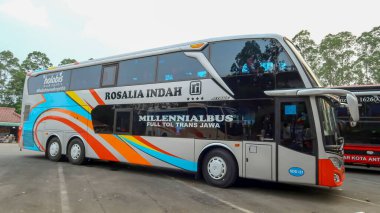 Surakarta, Jawa Tengah, Endonezya, 06 Temmuz 2023, 2020, Endonezya 'da otobüsler ve koçlar, çift çekerli otobüsler, Endonezya' da çeşitli yerler