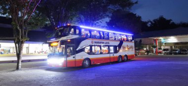 Surakarta, Jawa Tengah, Endonezya, 06 Temmuz 2023, 2020, Endonezya 'da otobüsler ve koçlar, çift çekerli otobüsler, Endonezya' da çeşitli yerler