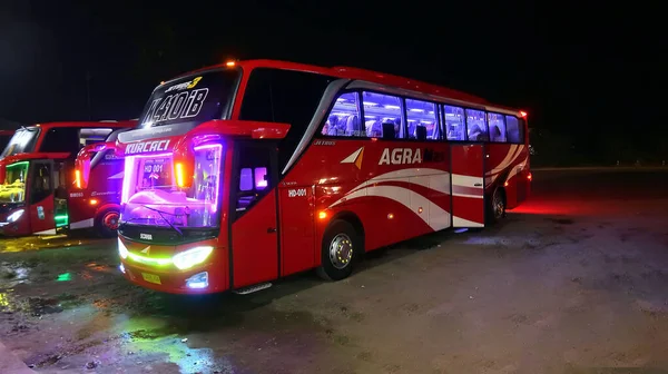 Surakarta, Jawa Tengah, Endonezya, 06 Temmuz 2023, 2020, Endonezya 'da otobüsler ve koçlar, çift çekerli otobüsler, Endonezya' da çeşitli yerler
