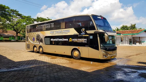 Surakarta, Jawa Tengah, Endonezya, 06 Temmuz 2023, 2020, Endonezya 'da otobüsler ve koçlar, çift çekerli otobüsler, Endonezya' da çeşitli yerler