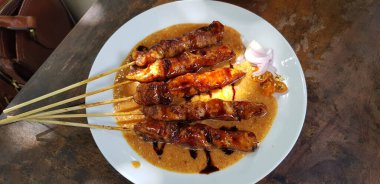 Tavuk satay ya da Endonezya saate ayam 'ı, fıstık ve soya soslu ızgara tavuk satay biber ve soğanla tamamlanmış, Endonezya lezzeti.