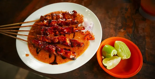 Chicken Satay Oder Indonesisches Satayam Gegrilltes Chicken Satay Mit Erdnuss — Stockfoto