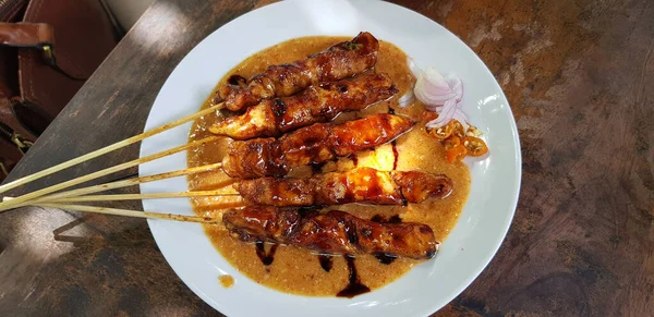 Chicken Satay Oder Indonesisches Satayam Gegrilltes Chicken Satay Mit Erdnuss — Stockfoto