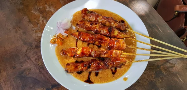 鸡肉沙地或印度尼西亚色拉酱 烤鸡肉沙地 配上花生和酱油 配上辣椒和洋葱 印度风味 — 图库照片
