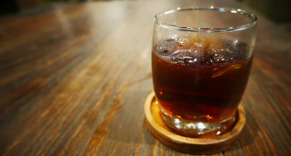 透明玻璃杯 内装甜饮料 可乐饮料 阴影和桌子背景 酒吧餐厅和酒吧里的冰块 — 图库照片