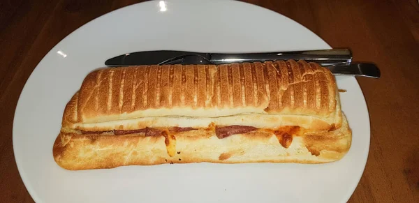 Panini Bœuf Fumé Grillé Sandwich Servi Avec Une Assiette Blanche — Photo
