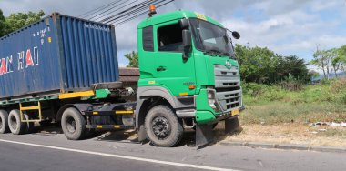 Şehir merkezine ve Endonezya 'daki Asya lojistik ulaşım sistemine yerel ticari teslimat yapan kamyonlar