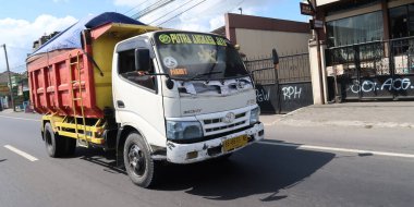 Şehir merkezine ve Endonezya 'daki Asya lojistik ulaşım sistemine yerel ticari teslimat yapan kamyonlar