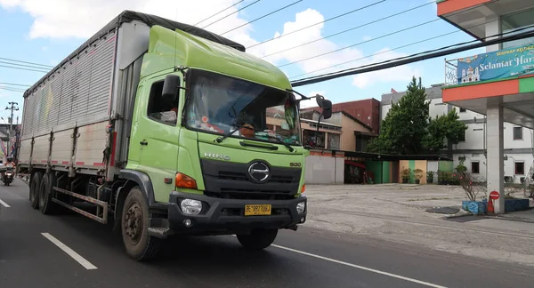 인도네시아의 도시와 도시의 거리에서 상인들을 운송하는 트럭들 — 스톡 사진