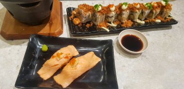 Endonezya füzyon yemekleri, Endonezya usulü Japon yemekleri pişirme, gyukatsu, sığır eti karage, salata ve yerel Endonezya restoranında tofu çorbası.