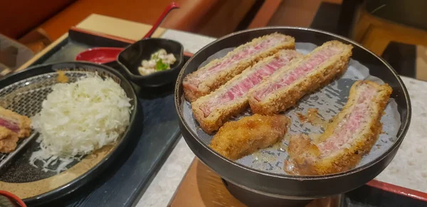 印尼的日本融合食品 印尼风格的日本食品烹调 日本菜 沙拉和豆腐汤在当地的印尼餐馆 — 图库照片