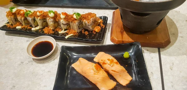 Indonesische Fusionsküche Japanisches Essen Indonesischen Stil Gyukatsu Rindfleischkarage Salat Und — Stockfoto