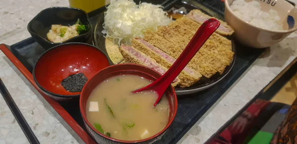 インドネシア料理のフュージョン料理 インドネシア料理の和食料理 牛カツ ビーフカレージ サラダ 豆腐スープ 地元のインドネシア料理店 — ストック写真