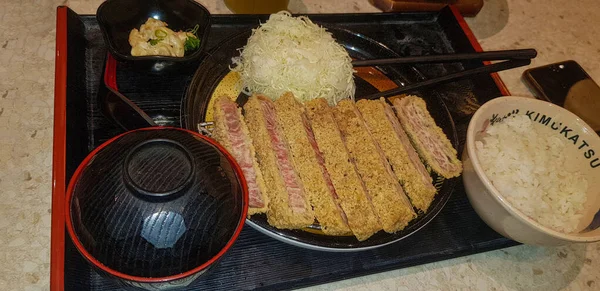 인도네시아의 일본의 인도네시아식으로 소고기 샐러드 레스토랑에 — 스톡 사진