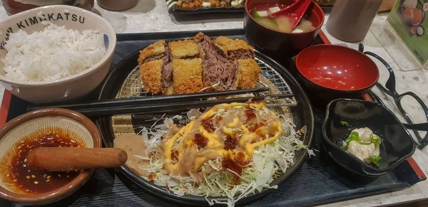 印尼的日本融合食品 印尼风格的日本食品烹调 日本菜 沙拉和豆腐汤在当地的印尼餐馆 — 图库照片