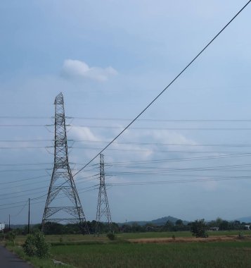 İletişim kulesi, elektrik kulesi, güç kablosu, telekomünikasyon kulesi, cep telefonu röle kulesi, kablolar ve multimedya içerik yaratıcısı için diğer teknolojik arka plan